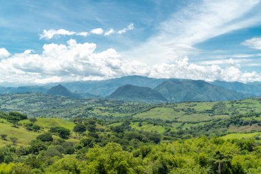 Tamesis 'teki panoramik manzara. Mavi gökyüzü ve ufukta dağ var. Kolombiya. 