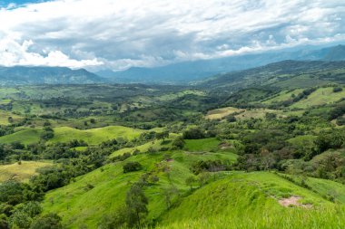 Tamesis 'teki panoramik manzara. Mavi gökyüzü ve ufukta dağ var. Kolombiya. 