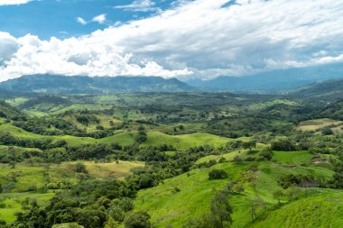 Tamesis 'teki panoramik manzara. Mavi gökyüzü ve ufukta dağ var. Kolombiya. 