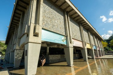 Medellin, Antioquia, Kolombiya. 29 Ekim 2019: Antioquia Üniversitesi 'nin mimari ve cephesi ve mavi gökyüzü.