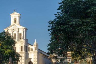 Marinilla, Antioquia, Kolombiya. 9 Aralık 2019: Hüküm Cemaati Hanımı ve mavi gökyüzü.