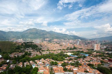 Mimari, dağlar ve mavi gökyüzü olan bello manzarası.