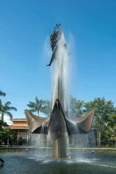 Escultura Fuente Del Hombre Creador Energía Con Cielo Azul Universidad — Foto de Stock