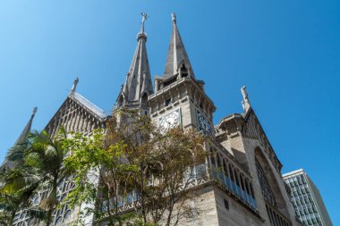 Manizales, Caldas, Kolombiya. 20 Ocak 2020: Manizales Katedrali ve mavi gökyüzü cephesi.