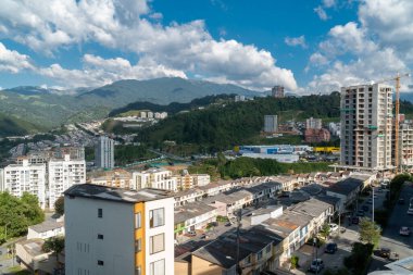 Şehrin panoramik ve şehir manzarası mavi gökyüzüyle. Manizale, Caldas, Antioquia.