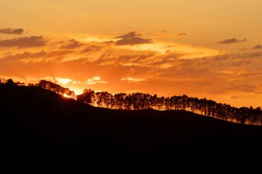 Manizales, Caldas, Kolombiya 'da doğal manzaralı turuncu gün batımı.