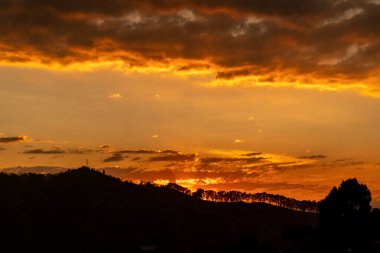 Manizales, Caldas, Kolombiya 'da doğal manzaralı turuncu gün batımı.