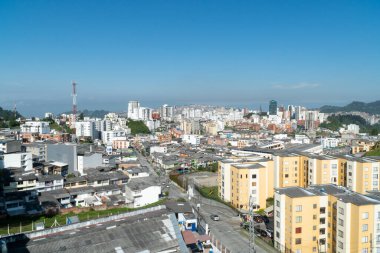 Şehrin panoramik ve şehir manzarası mavi gökyüzüyle. Manizale, Caldas, Antioquia.