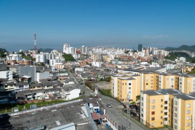 Şehrin panoramik ve şehir manzarası mavi gökyüzüyle. Manizale, Caldas, Antioquia.