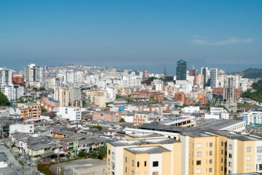 Şehrin panoramik ve şehir manzarası mavi gökyüzüyle. Manizale, Caldas, Antioquia.