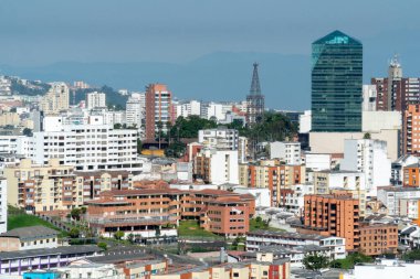 Şehrin panoramik ve şehir manzarası mavi gökyüzüyle. Manizale, Caldas, Antioquia.