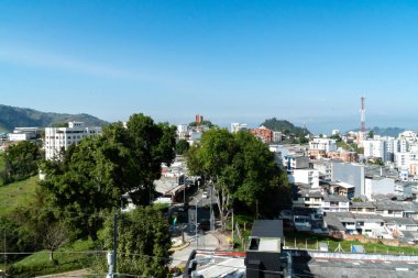 Şehrin panoramik ve şehir manzarası mavi gökyüzüyle. Manizale, Caldas, Antioquia.