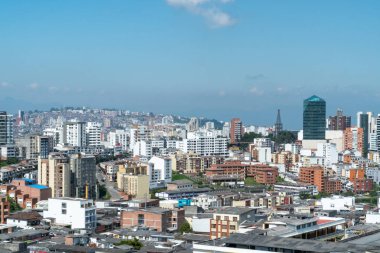 Şehrin panoramik ve şehir manzarası mavi gökyüzüyle. Manizale, Caldas, Antioquia.