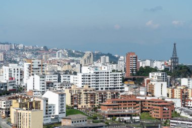 Şehrin panoramik ve şehir manzarası mavi gökyüzüyle. Manizale, Caldas, Antioquia.