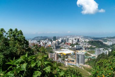 Şehrin panoramik ve şehir manzarası mavi gökyüzüyle. Manizale, Caldas, Antioquia.