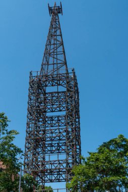 Şehrin mavi gökyüzü olan Herveo Kulesi. Manizale, Caldas, Kolombiya.