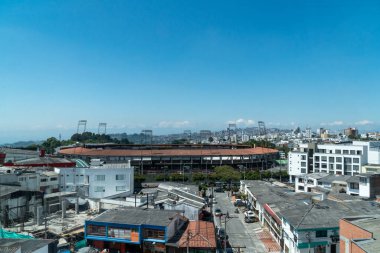 Şehrin panoramik ve şehir manzarası mavi gökyüzüyle. Manizale, Caldas, Antioquia.