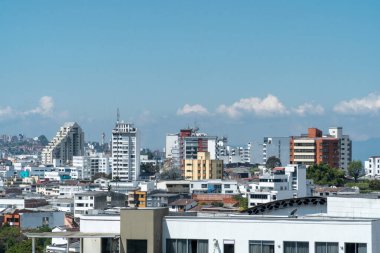 Şehrin panoramik ve şehir manzarası mavi gökyüzüyle. Manizale, Caldas, Antioquia.
