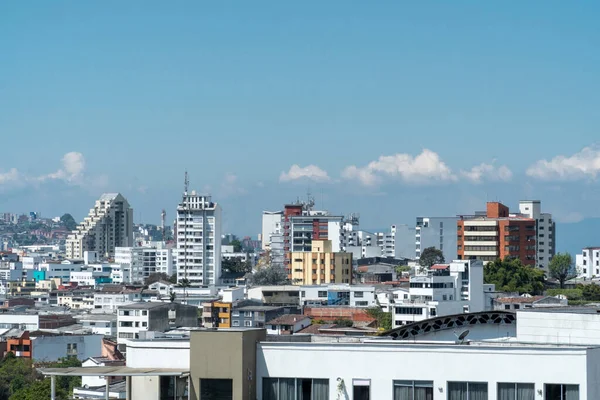 Şehrin panoramik ve şehir manzarası mavi gökyüzüyle. Manizale, Caldas, Antioquia.