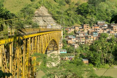 Yoldan ve etrafındaki evlerden Cauca nehrinin manzarası. Kolombiya.