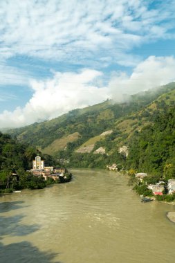 Yoldan ve etrafındaki evlerden Cauca nehrinin manzarası. Kolombiya.