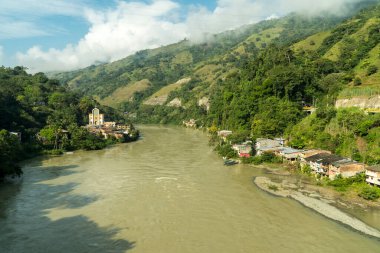 Yoldan ve etrafındaki evlerden Cauca nehrinin manzarası. Kolombiya.