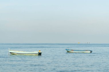 Santa Marta, Magdalena, Kolombiya. 23 Aralık 2019: Bello Horizonte plaj denizi ve mavi gökyüzünde tekneler.