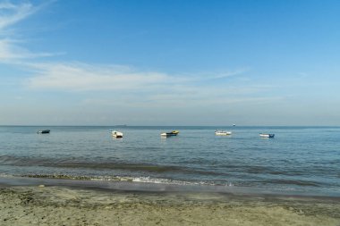 Santa Marta, Magdalena, Kolombiya. 23 Aralık 2019: Bello Horizonte plaj denizi ve mavi gökyüzünde tekneler.