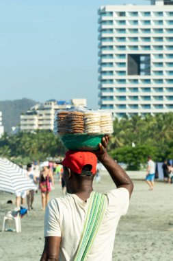 Sahildeki yiyecek satıcısı. Güzel ufuk. Santa Marta, Magdalena, Kolombiya.
