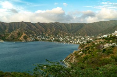Deniz ve mavi gökyüzü ile Taganga 'nın panoramik manzarası. Santa Marta, Magdalena, Kolombiya.