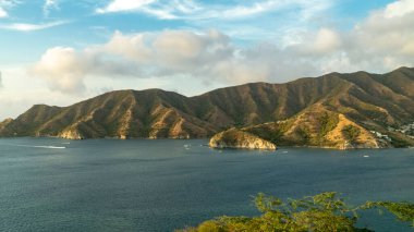 Deniz ve mavi gökyüzü ile Taganga 'nın panoramik manzarası. Santa Marta, Magdalena, Kolombiya.