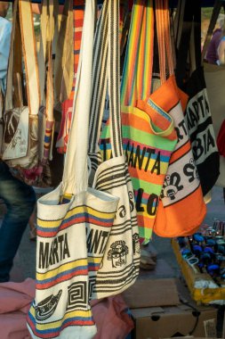 Santa Marta, Magdalena, Kolombiya. 26 Aralık 2019: Satılık wayuu örülmüş sırt çantalarının çeşitliliği. 
