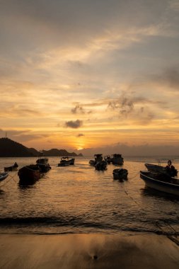 Taganga sahilinde tekneli gün batımı. Santa Marta, Magdalena, Kolombiya.