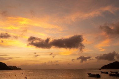 Taganga sahilinde tekneli gün batımı. Santa Marta, Magdalena, Kolombiya.