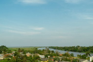 Güzel mavi gökyüzü olan Dique Kanalı 'nın doğal manzarası. Kolombiya.