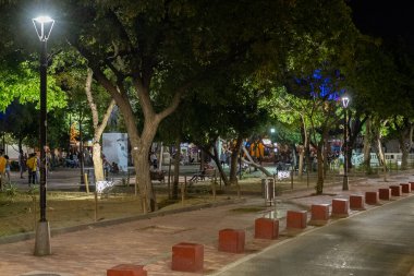 Geceleri mimarisi ve cephesi olan bir koloni bölgesi. Santa Marta, Magdalena, Kolombiya.