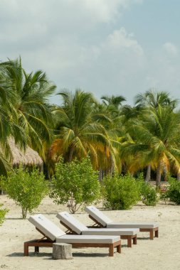 Havuz ve deniz sandalyeleri ve güneşte dinlenme. Santa Marta, Magdalena, Kolombiya.