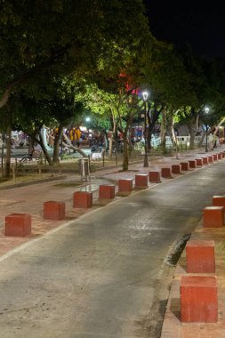 Geceleri mimarisi ve cephesi olan bir koloni bölgesi. Santa Marta, Magdalena, Kolombiya.