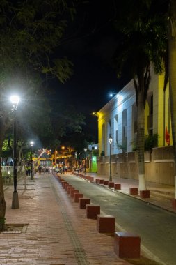 Geceleri mimarisi ve cephesi olan bir koloni bölgesi. Santa Marta, Magdalena, Kolombiya.