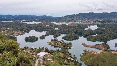 Peol taşından görünen Guatape barajının panoramik manzarası. Kolombiya. 