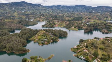 Peol taşından görünen Guatape barajının panoramik manzarası. Kolombiya. 