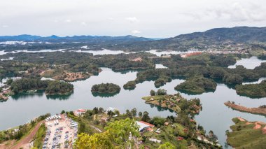 Peol taşından görünen Guatape barajının panoramik manzarası. Kolombiya. 