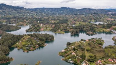 Peol taşından görünen Guatape barajının panoramik manzarası. Kolombiya. 