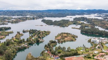 Peol taşından görünen Guatape barajının panoramik manzarası. Kolombiya. 