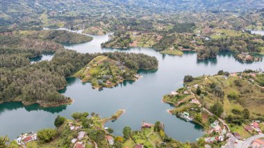 Peol taşından görünen Guatape barajının panoramik manzarası. Kolombiya. 