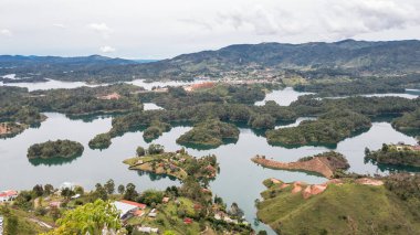 Peol taşından görünen Guatape barajının panoramik manzarası. Kolombiya. 