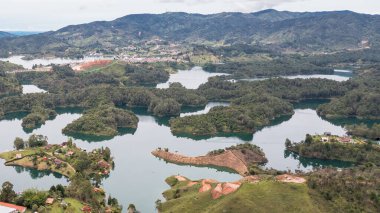 Peol taşından görünen Guatape barajının panoramik manzarası. Kolombiya. 