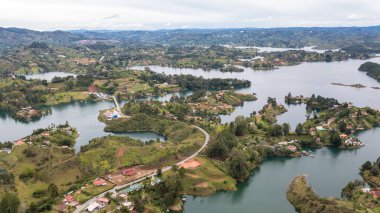 Peol taşından görünen Guatape barajının panoramik manzarası. Kolombiya. 