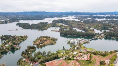 Peol taşından görünen Guatape barajının panoramik manzarası. Kolombiya. 