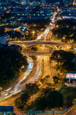 Medellin, Antioquia, Kolombiya. Haziran 2019: Gece Aguacatala Köprüsü.